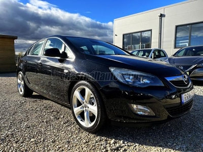 OPEL ASTRA J 1.6 T Enjoy Vadállat öltönyben! 150ekm-rel