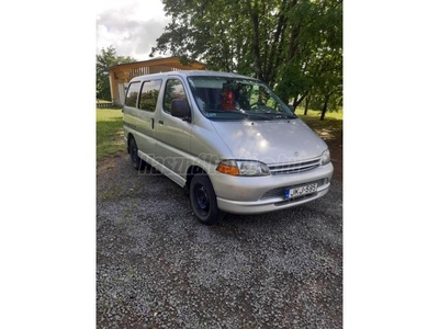 TOYOTA HI-ACE Hiace 2.4 D Glass Van