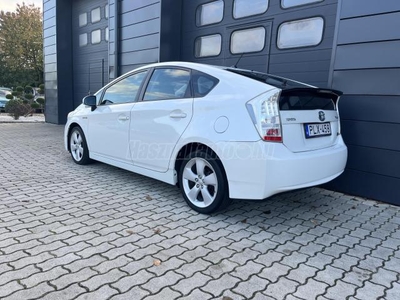 TOYOTA PRIUS 1.8 HSD Premium (Automata) SZERVIZKÖNYV / NAVI / TEMPOMAT / HEAD UP DISPLAY