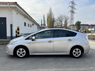 TOYOTA PRIUS PLUG-IN SZÉP MEGKÍMÉLT ÁLLAPOTBAN-FÉLBŐR BELSŐ-DIGIT.SZERVIZKÖNYV!