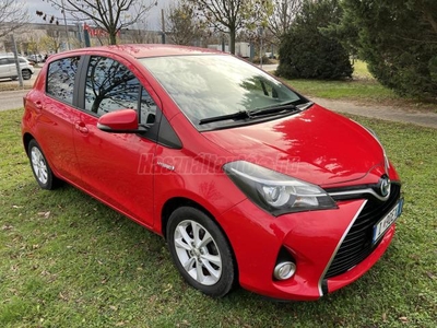 TOYOTA YARIS 1.5 VVT-i Hybrid Selection Red e-CVT