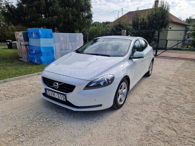 VOLVO V40 2.0 D [D2] Momentum