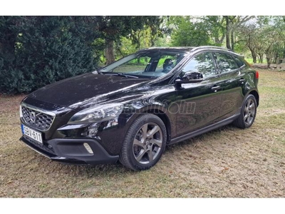 VOLVO V40 Cross Country 2.0 D [D3] Momentum