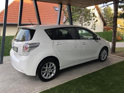 TOYOTA VERSO 2.0 D-4D Premium RENGETEG EXTRA. magánszemélytől (hátulja sérült)