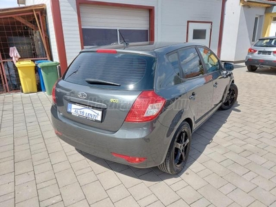 KIA CEE'D 1.4 EX VEZETETT SZERVIZKÖNYV. 159.000 KM. 10 LÉGZSÁK