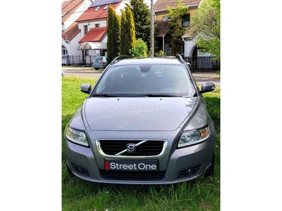 VOLVO V50 1.6 D Momentum Szervízkönyv!