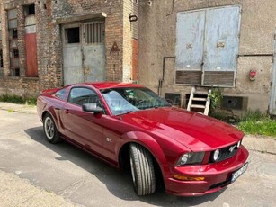 FORD MUSTANG