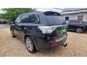 MITSUBISHI OUTLANDER 2.0 PHEV Instyle Navi 4WD CVT LÉTEZŐ ÖSSZES EXTRA. VONÓHOROG. VILÁGOS BŐRREL!