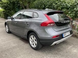 VOLVO V40 Cross Country 2.0 D [D3] Momentum