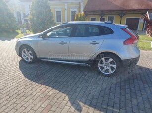 VOLVO V40 Cross Country 1.6 D [D2] Kinetic Powershift