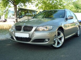 BMW 330d xDrive Touring (Automata) AKCIÓ!!!! SZÉP MEGKÍMÉLT BŐR BELSŐ. SÉR. MENTES. PANORÁMA TETŐ. AUTÓMATA 4X4