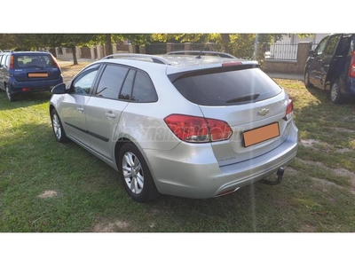 CHEVROLET CRUZE SW 1.8 LT 148e km.1. tulaj. park radar. vezetett szervizkonyv. téli nyári kerék. vonóhorog