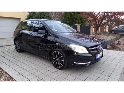 MERCEDES-BENZ B 180 BlueEFFICIENCY Edition Style Bi xenon.led lámpa.R18 gyári alu.navi.Multimédia.új téli gumi.2db kulcs.1 tulaj