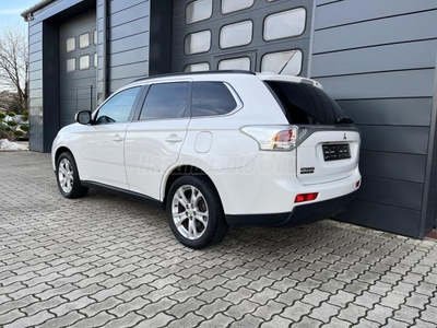 MITSUBISHI OUTLANDER 2.2 DI-D Instyle Navi 4WD SZERVIZKÖNYV / XENON / 7FŐ / ÜLÉSFŰTÉS / KAMERA