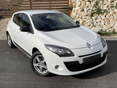 RENAULT MEGANE 1.6 Expression NAVI-VONÓHOROG-TETŐCSOM-TEMPOMAT-ALU-SZ.KÖNYV