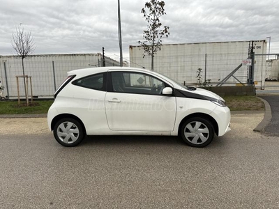 TOYOTA AYGO 1.0 x-play