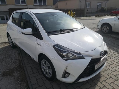 TOYOTA YARIS 1.5 VVT-i Hybrid Selection White e-CVT GYÁRI FÉNY-KAMERA