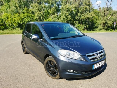 HONDA FR-V 2.0 Executive Kiváló állapotban. vezetett szervízek. téli-nyári aluszett