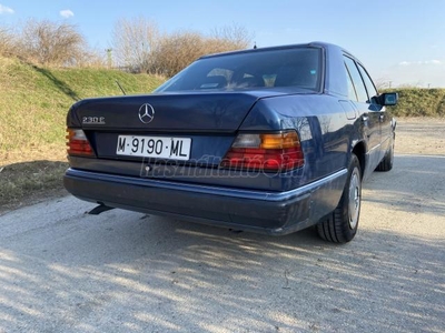 MERCEDES-BENZ 230 E Eredeti gyári állapot! Rozsdamentes! A napfénytől is megóvott!