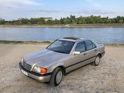 MERCEDES-BENZ C 180 Classic Oldtimer minősítés. központi zár. motoros tetőablak. gyüjtői darab