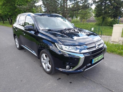 MITSUBISHI OUTLANDER 2.0 PHEV Instyle Navi 4WD CVT Sérülésmentes gyári fényezésű rendszeresen szervizelt!!!