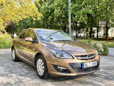 OPEL ASTRA J Sedan 1.4 T Cosmo