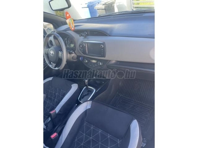 TOYOTA YARIS 1.5 HSD Bi-Tone e-CVT + GYÁRI TÉLI GUMI ALUFELNIRE SZERELVE