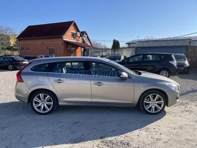 VOLVO V60 1.6 [T4] Momentum Powershift