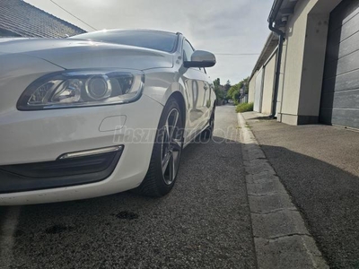 VOLVO V60 2.0 D [D4] Momentum Geartronic