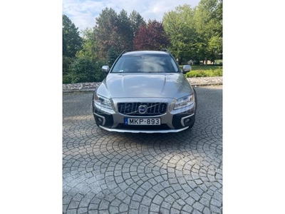 VOLVO XC70 2.4 D [D4] XC AWD Momentum Geartronic R-Design