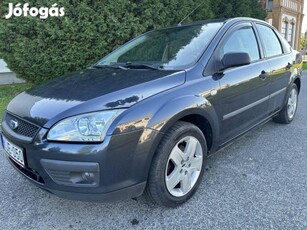 Ford Focus 1.6 Ambiente Sedan!