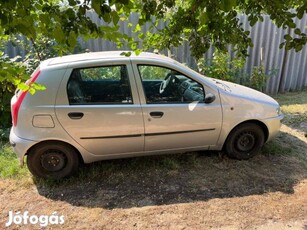 Fiat Punto tolatókamerával