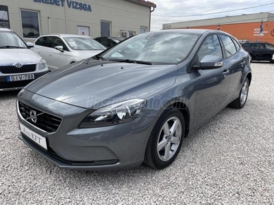 VOLVO V40 2.0 D [D2] Momentum Sz.Könyv. Navigáció