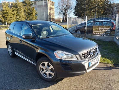 Volvo XC60 2.4 D [D4] Momentum Geartronic 2.4-e...