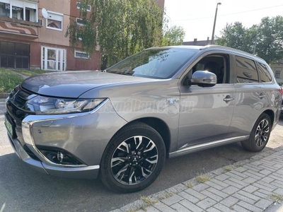 MITSUBISHI OUTLANDER 2.0 PHEV Instyle Navi 4WD CVT