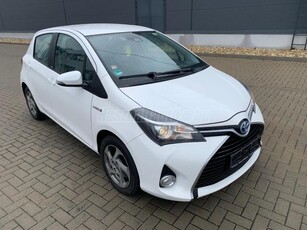 TOYOTA YARIS 1.5 VVT-i Hybrid Selection White e-CVT VEZETETT SZERVIZKÖNYV!