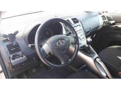 TOYOTA AURIS 1.6