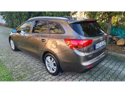 KIA CEE'D SW 1.4 CVVT LX Végig szakszervizben vezetett szervizkönyv. Kevés kilométer