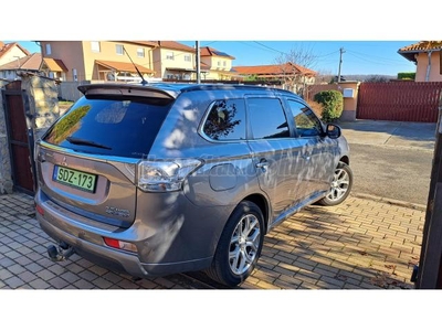 MITSUBISHI OUTLANDER 2.0 PHEV Instyle Navi 4WD CVT