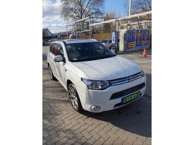 MITSUBISHI OUTLANDER 2.0 PHEV Instyle Navi 4WD CVT