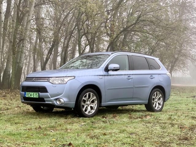 MITSUBISHI OUTLANDER 2.0 PHEV Instyle Navi 4WD CVT Instyle+ téli-nyári kerekek. vezetett szervízkönyv. kevés km. új klímahűtő. legm