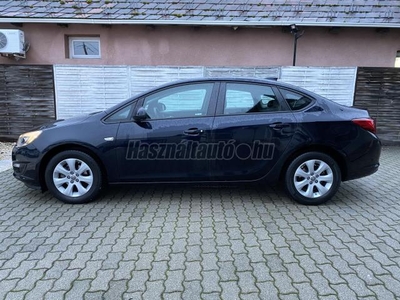 OPEL ASTRA J Sedan 1.6 Enjoy EURO6 76e KM--MAGYARORSZÁGI--ELSŐ TULAJ--TÉLI/NYÁRI KERÉK