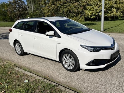 TOYOTA AURIS Touring Sports 1.8 HSD Active MY17 Tempomat (Automata) Leinformálható szervizkönyves