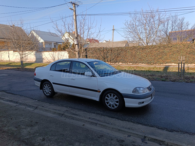 TOYOTA AVENSIS 1.6 Linea Terra