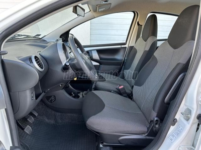 TOYOTA AYGO 1.0 Cool Plusz /Klíma-Navigáció/ Szervizkönyv/ S-275