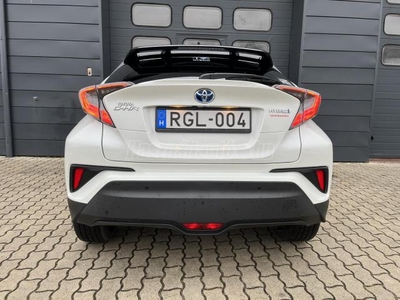 TOYOTA C-HR 1.8 Hybrid Selection e-CVT SZERVIZKÖNYV / 27% ÁFÁS / 1.TULAJ / MAGYARORSZÁG-i / BiCOLOR / LED