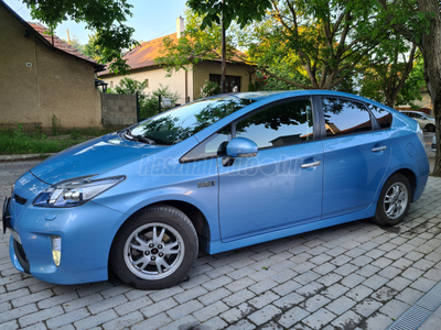 TOYOTA PRIUS PLUG-IN