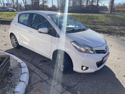 TOYOTA YARIS 1.33 Active FRISS MŰSZAKI! 56900 km! KM. GARANCIA! T. KAMERA! NAVI! ALUF! 9 LÉGZSÁK!