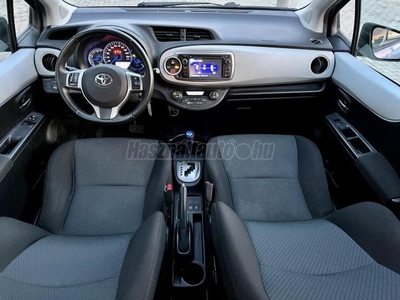 TOYOTA YARIS 1.5 HSD Lounge (Automata) Kamera.Szkönyv.Téli-nyári gumi!