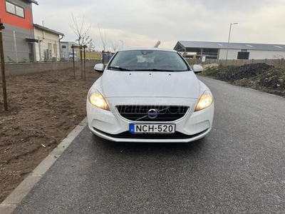 VOLVO V40 1.5 [T3] Kinetic Geartronic